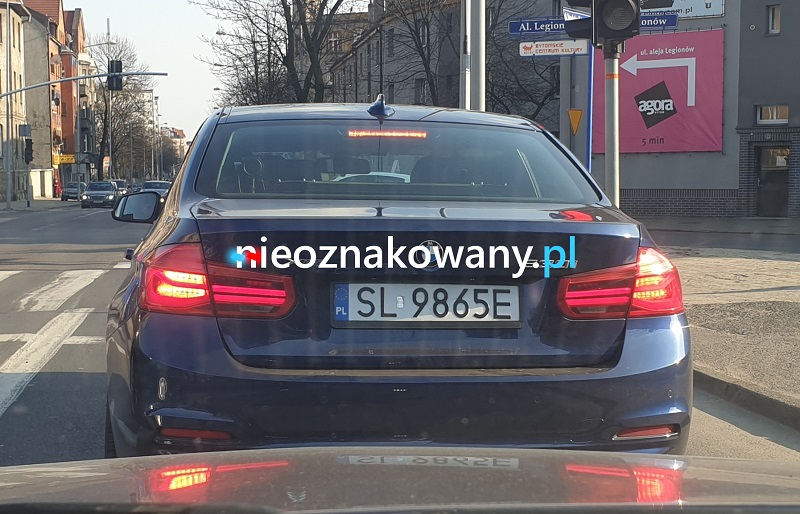 Nieoznakowany radiowóz BMW 330i
