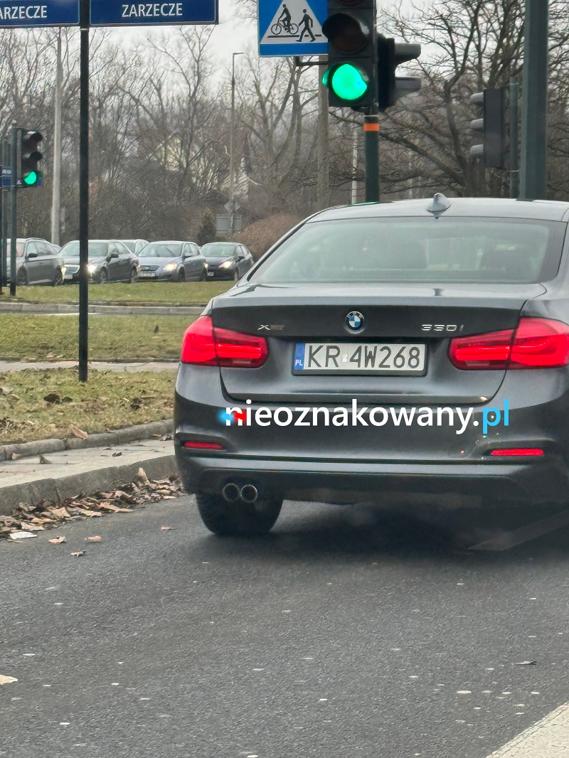 Nieoznakowany radiowóz BMW 330i