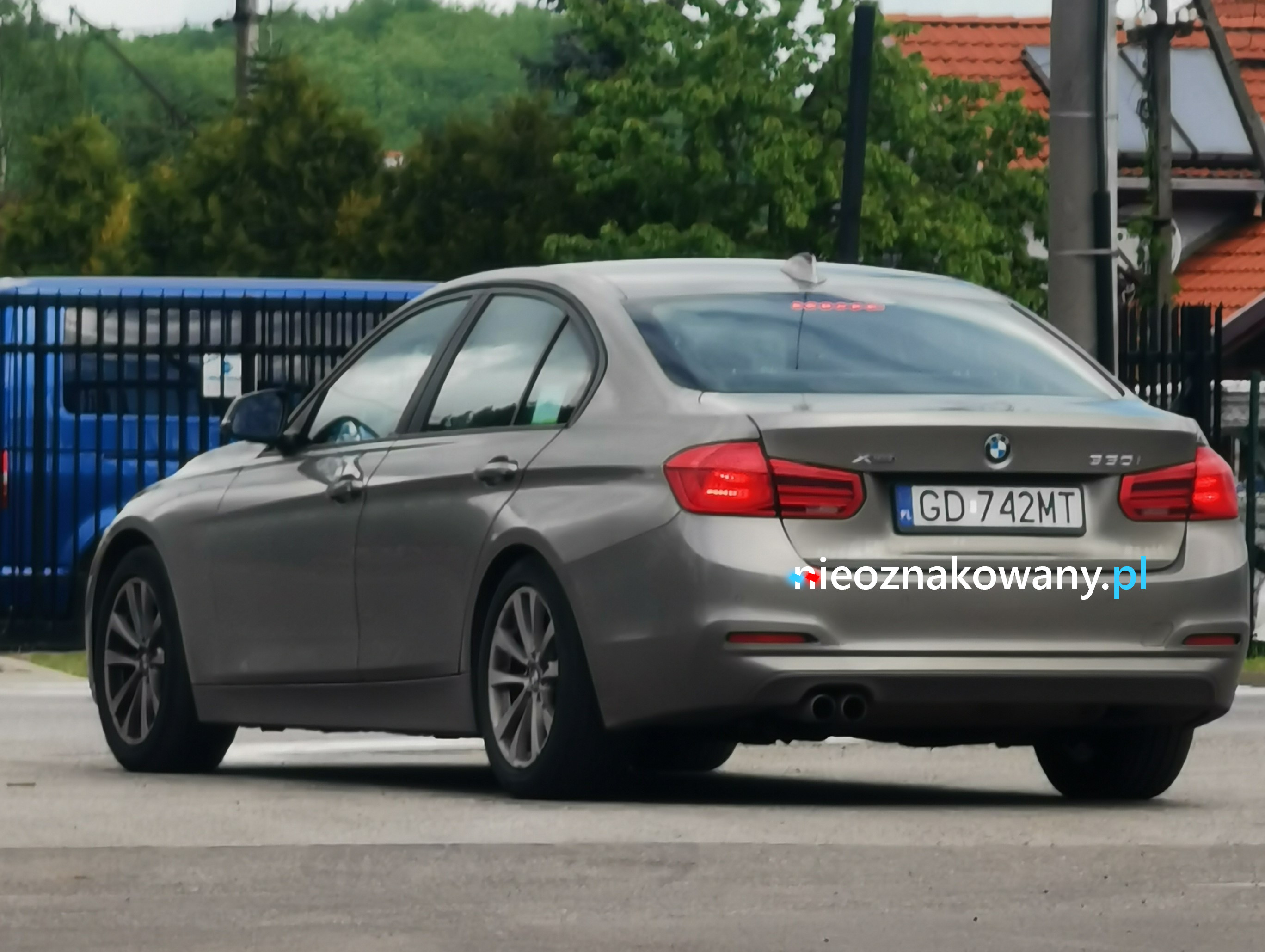 Nieoznakowany radiowóz BMW 330i