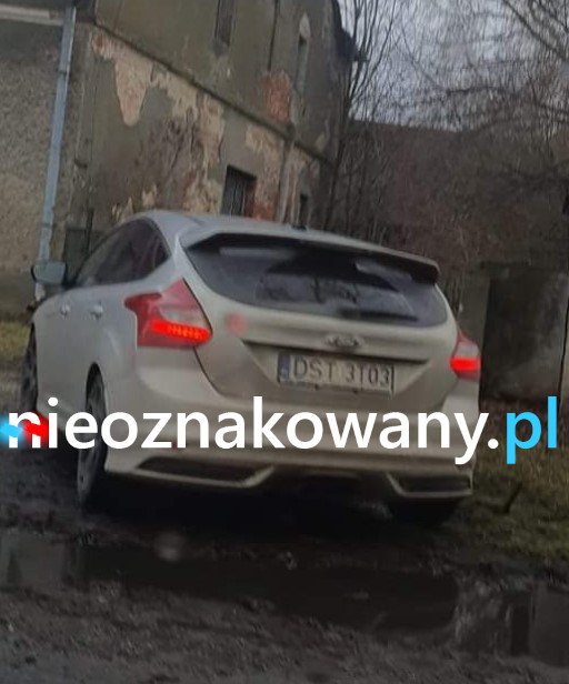 Nieoznakowany radiowóz Ford Focus