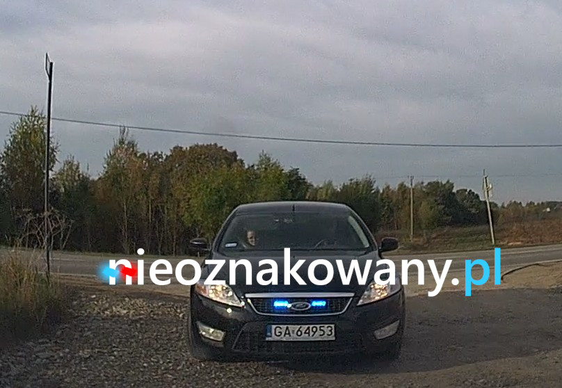 Nieoznakowany radiowóz Ford Mondeo