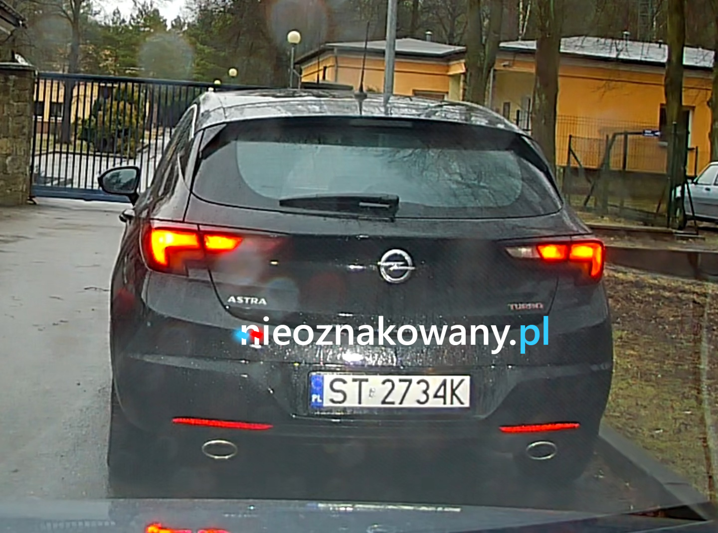 Nieoznakowany radiowóz Opel ASTRA