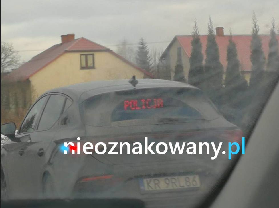 Nieoznakowany radiowóz Cupra Leon — Myślenice