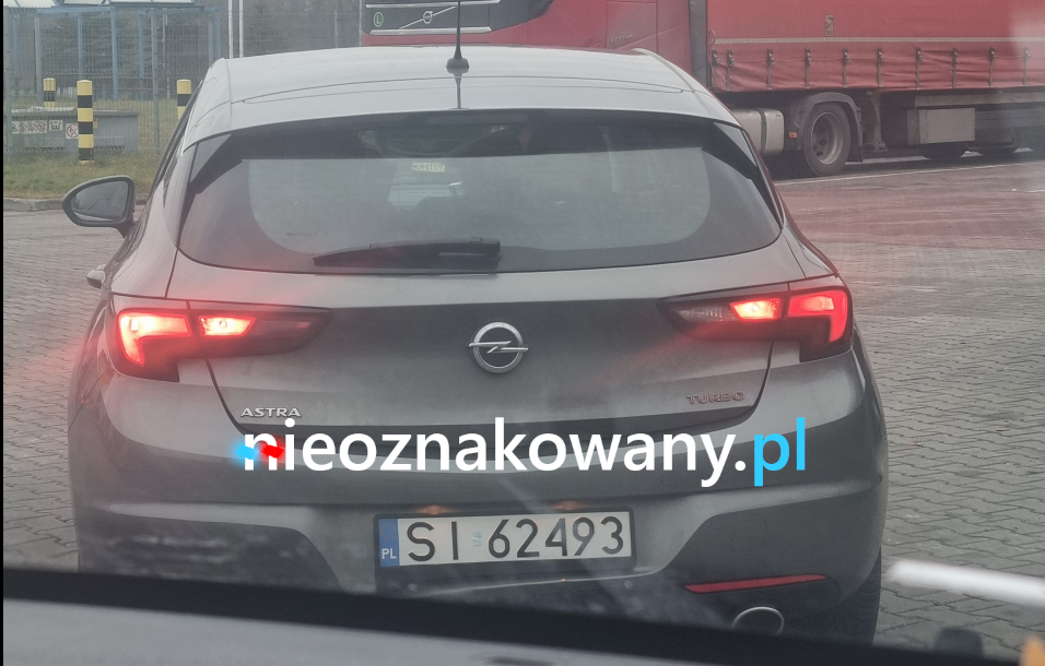Nieoznakowany radiowóz Opel Astra