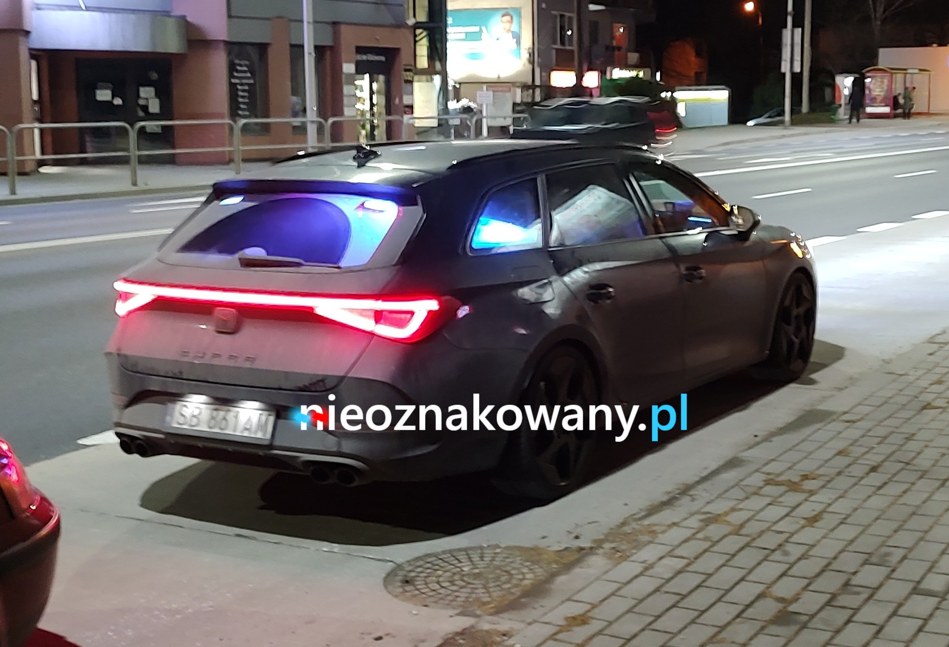 Nieoznakowany radiowóz Cupra Leon Sportstourer