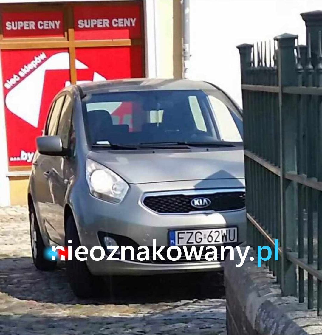 Nieoznakowany radiowóz Kia Carens