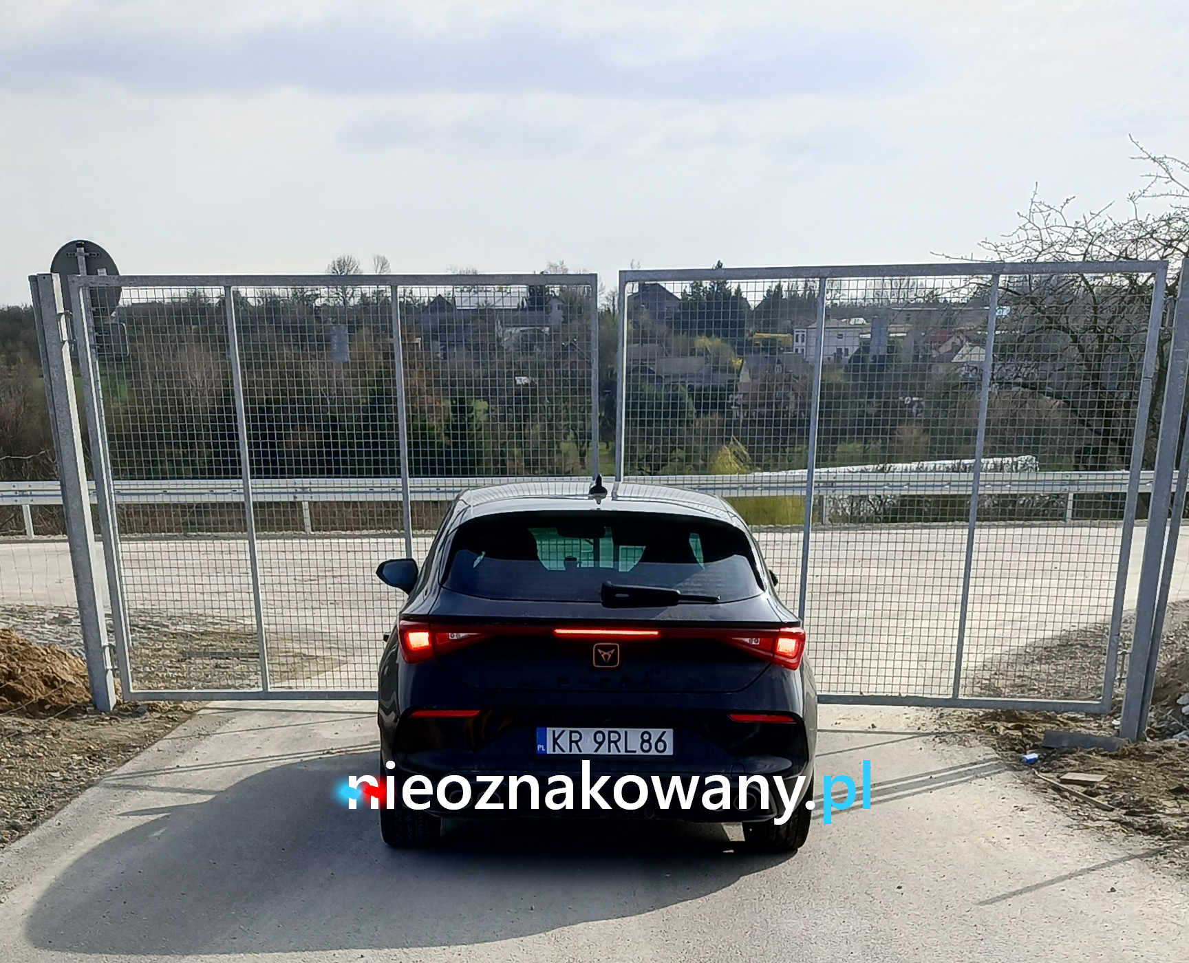 Nieoznakowany radiowóz Cupra Leon