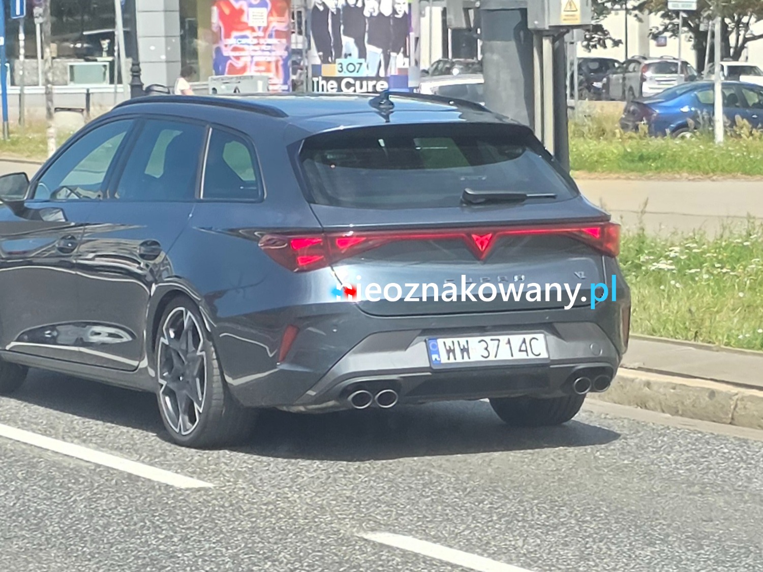 Nieoznakowany radiowóz CUPRA Leon