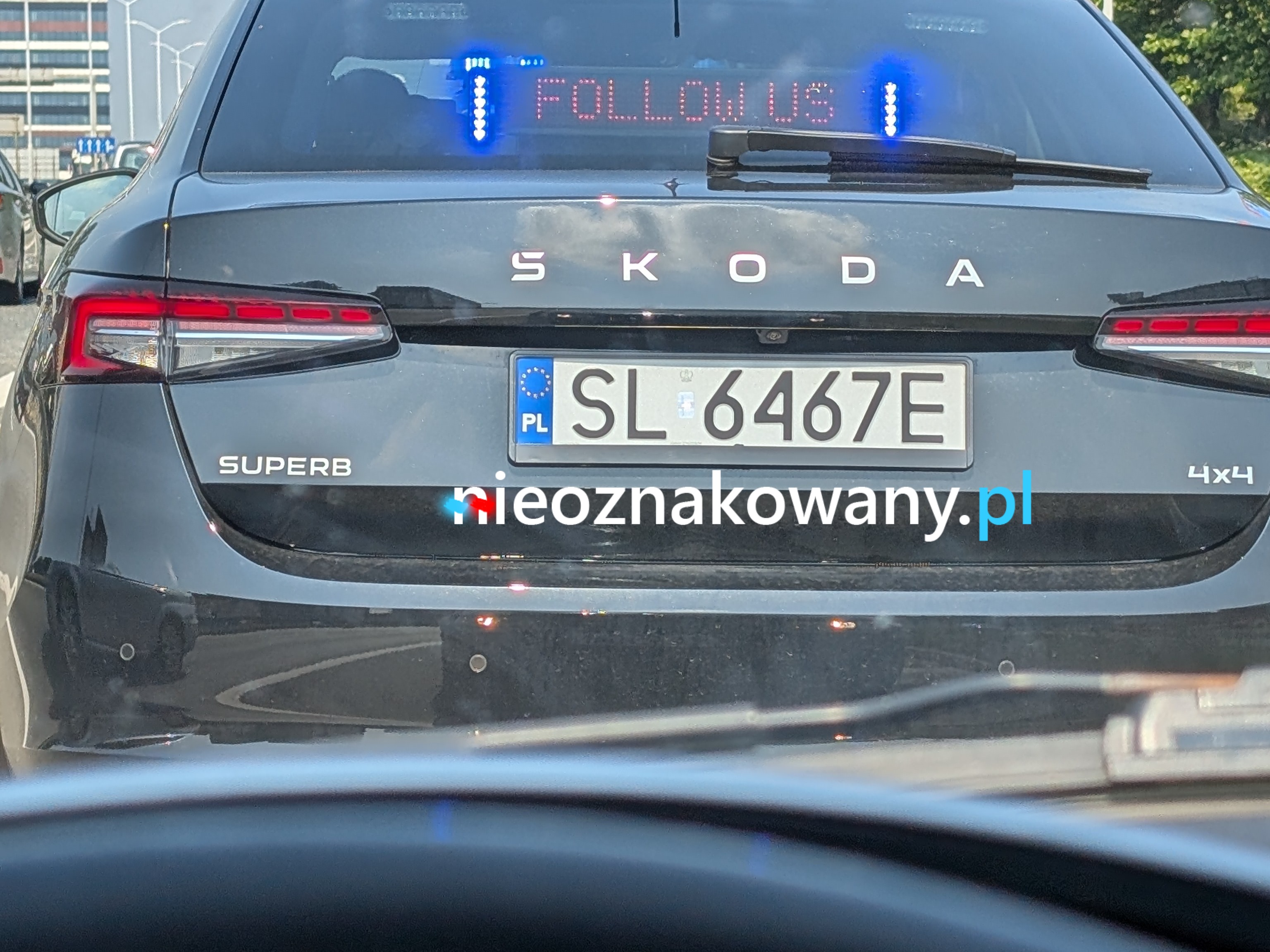 Nieoznakowany radiowóz Skoda Superb III