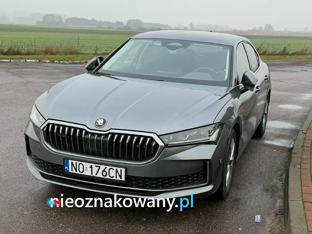 Nieoznakowany radiowóz Skoda Superb