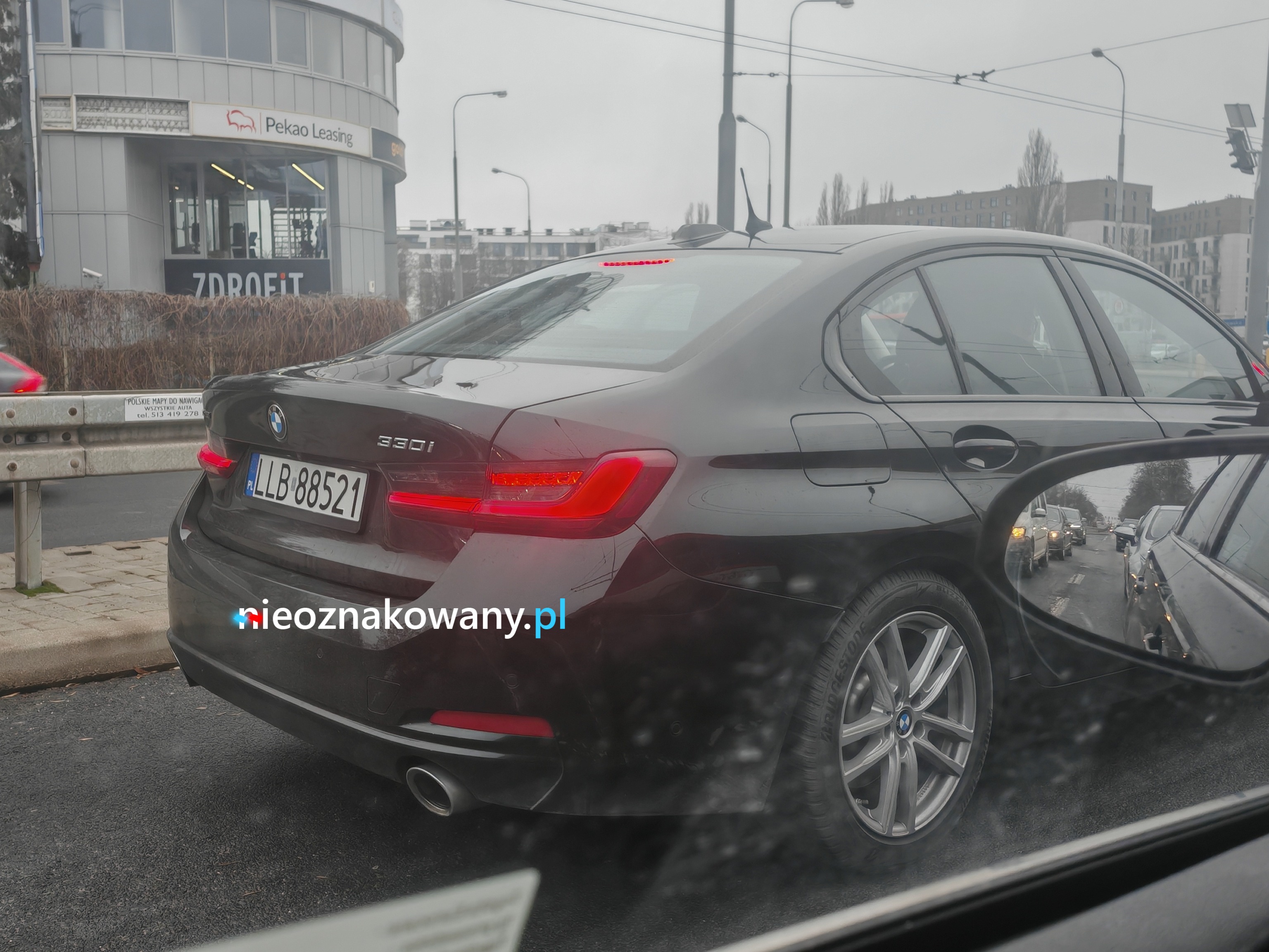 Nieoznakowany radiowóz BMW 330i