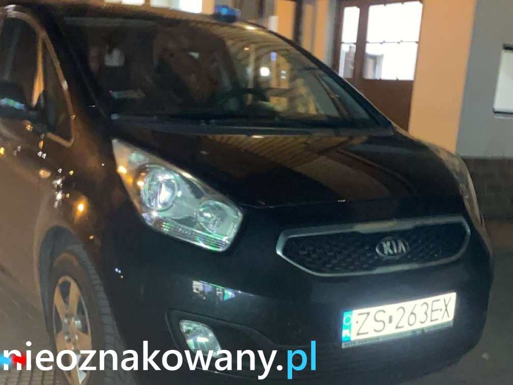 Nieoznakowany radiowóz Kia Venga