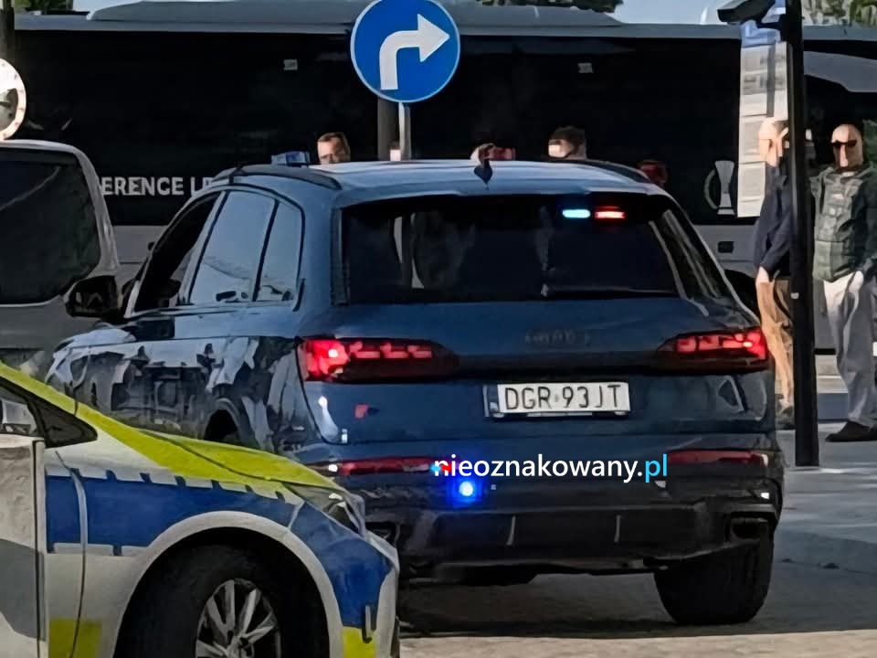 Nieoznakowany radiowóz Audi SQ7