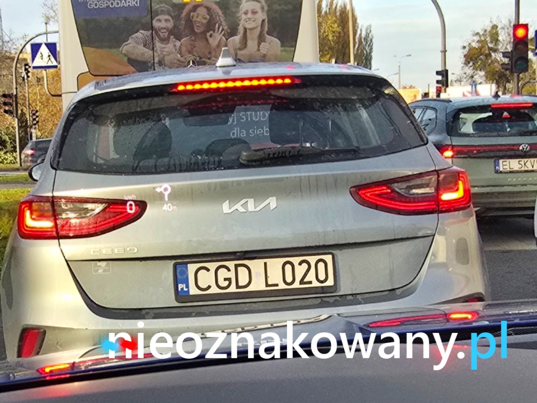 Nieoznakowany radiowóz Kia Ceed