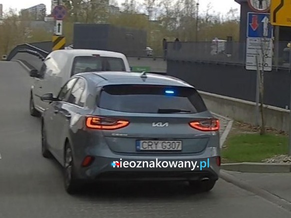 Nieoznakowany radiowóz Kia Ceed