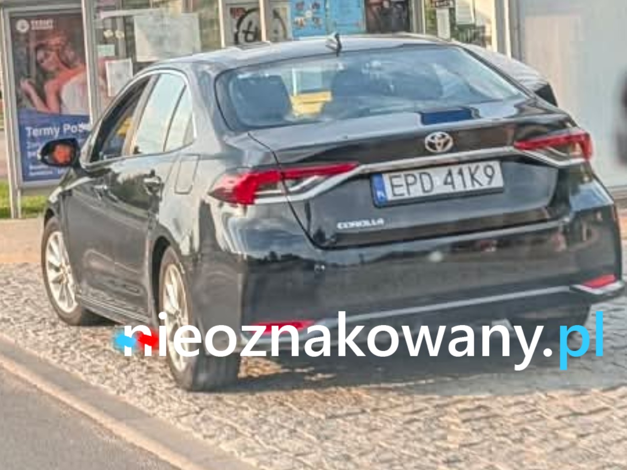 Nieoznakowany radiowóz Toyota Corolla