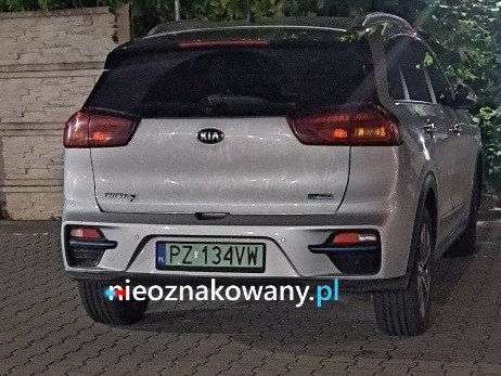 Nieoznakowany radiowóz Kia Niro