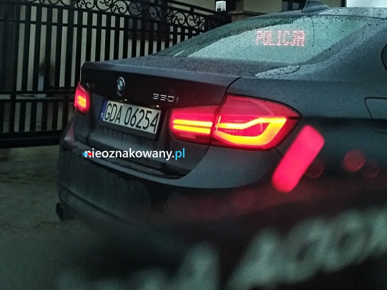 Nieoznakowany radiowóz BMW 330i