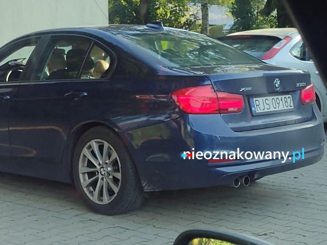 Nieoznakowany radiowóz BMW  330i