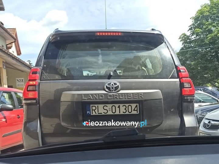 Nieoznakowany radiowóz Land Rover Cruiser