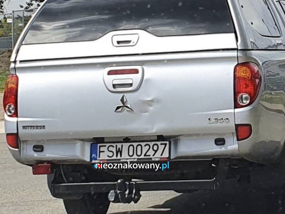 Nieoznakowany radiowóz Mitsubishi L200 — Świebodzin