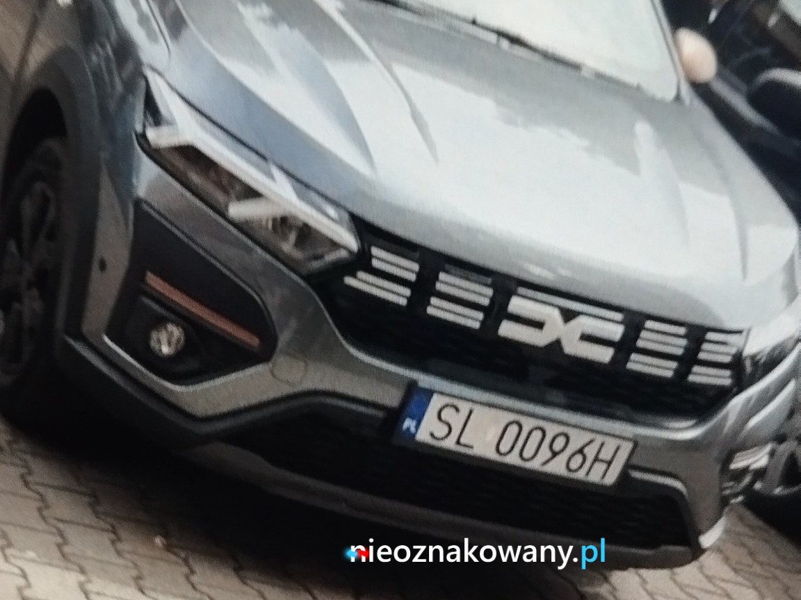 Nieoznakowany radiowóz Dacia Duster