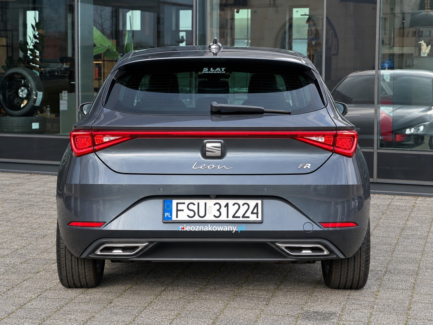 Nieoznakowany radiowóz Seat Leon