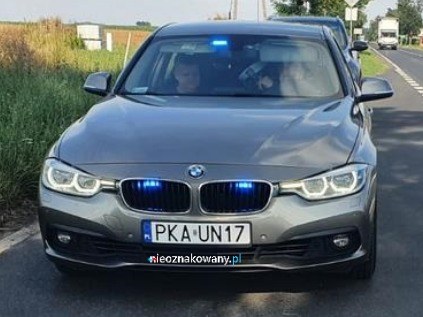Nieoznakowany radiowóz BMW 330i