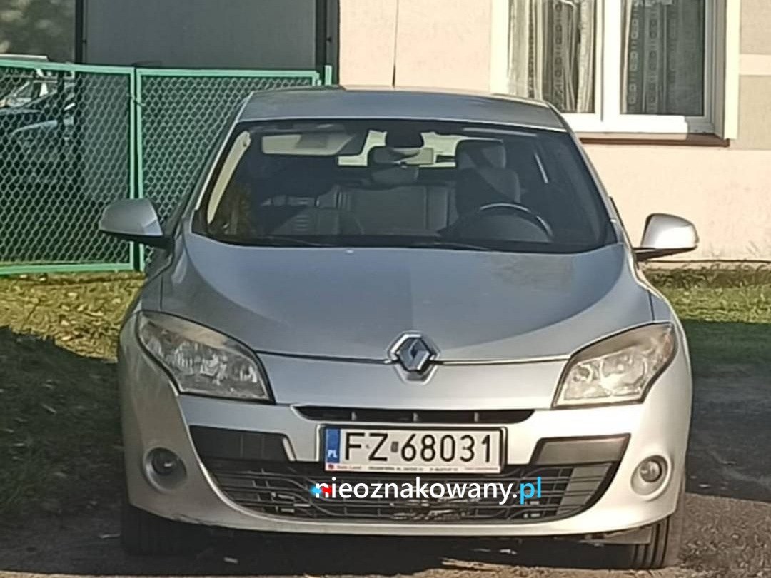 Nieoznakowany radiowóz FZ68031 — Renault Megane