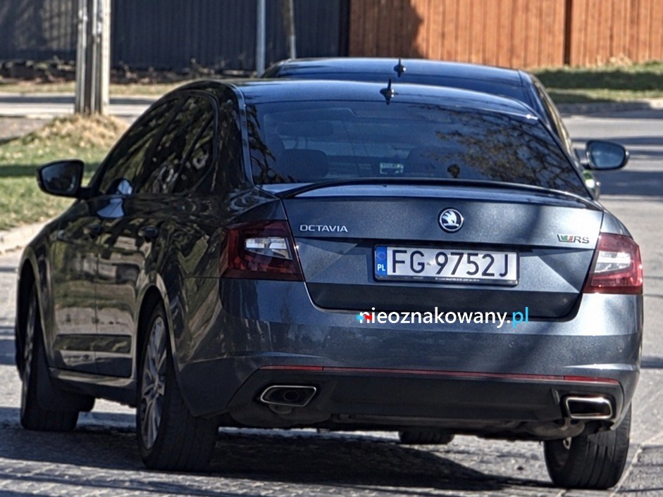 Nieoznakowany radiowóz Skoda Octavia