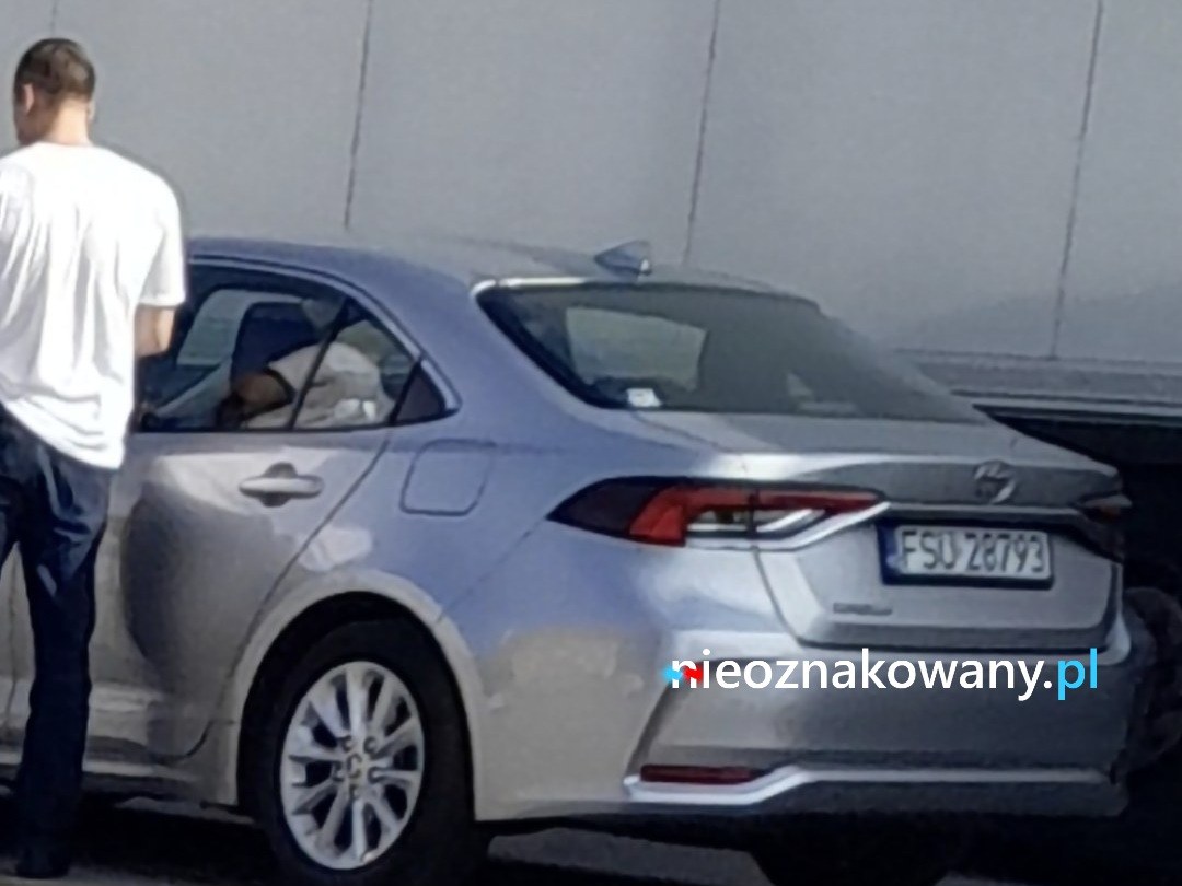 Nieoznakowany radiowóz Toyota Corolla