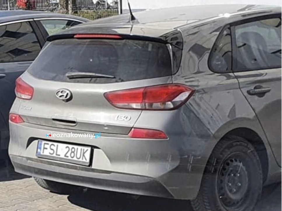 Nieoznakowany radiowóz Hyundai i30
