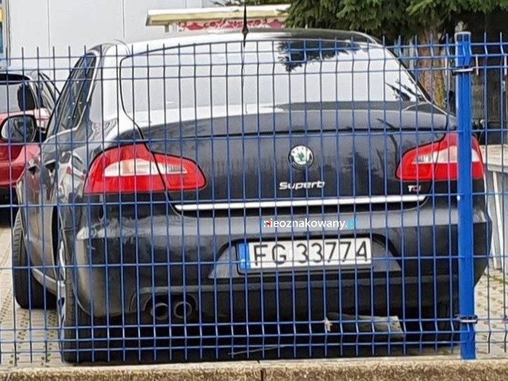 Nieoznakowany radiowóz Skoda Superb