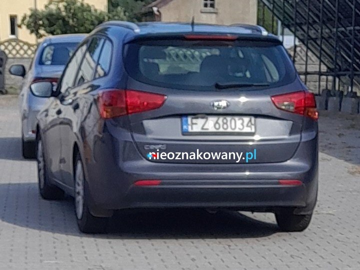 Nieoznakowany radiowóz KIA Ceed SW