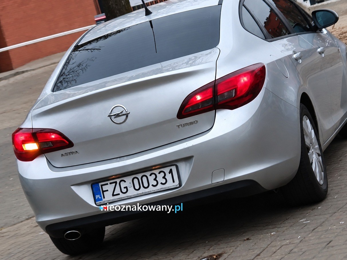 Nieoznakowany radiowóz Opel Astra