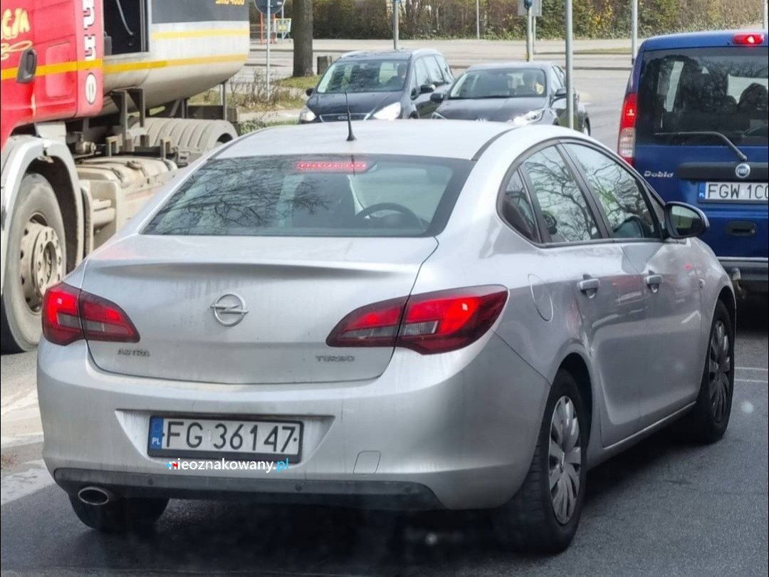 Nieoznakowany radiowóz Opel Astra