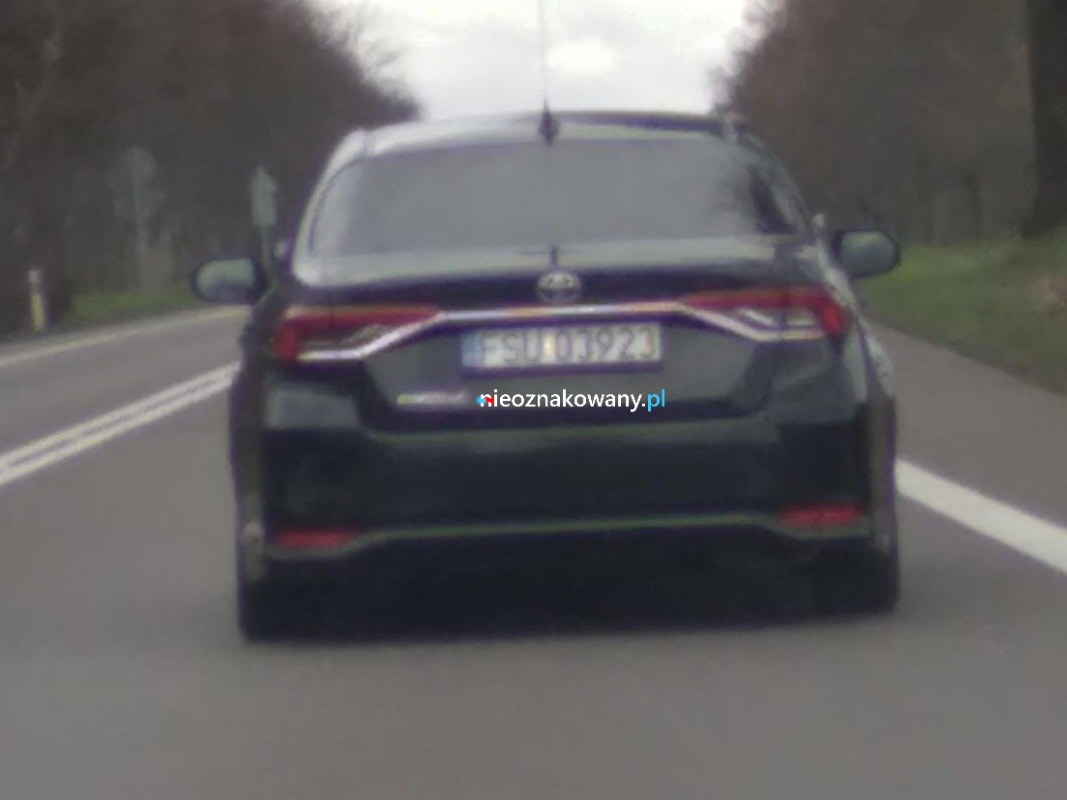 Nieoznakowany radiowóz Toyota Corolla