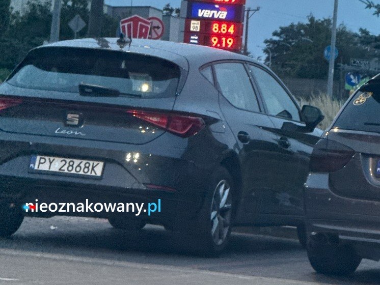 Nieoznakowany radiowóz Seat Leon