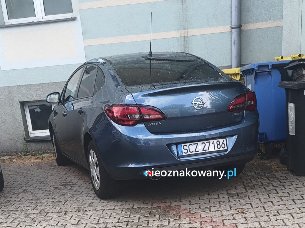 Nieoznakowany radiowóz Opel Astra turbo