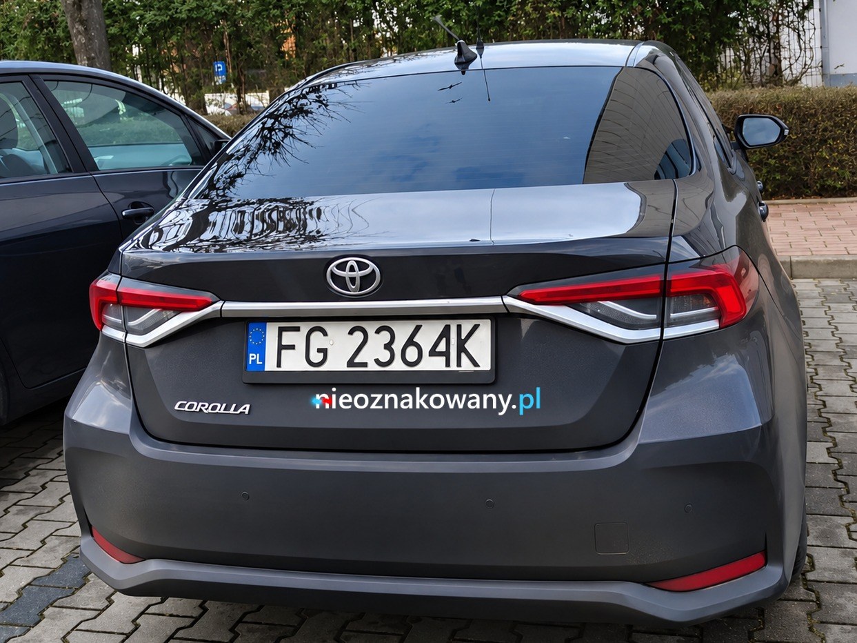 Nieoznakowany radiowóz Toyota Corolla
