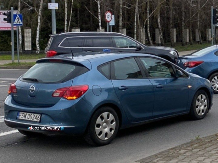 Nieoznakowany radiowóz Opel Astra