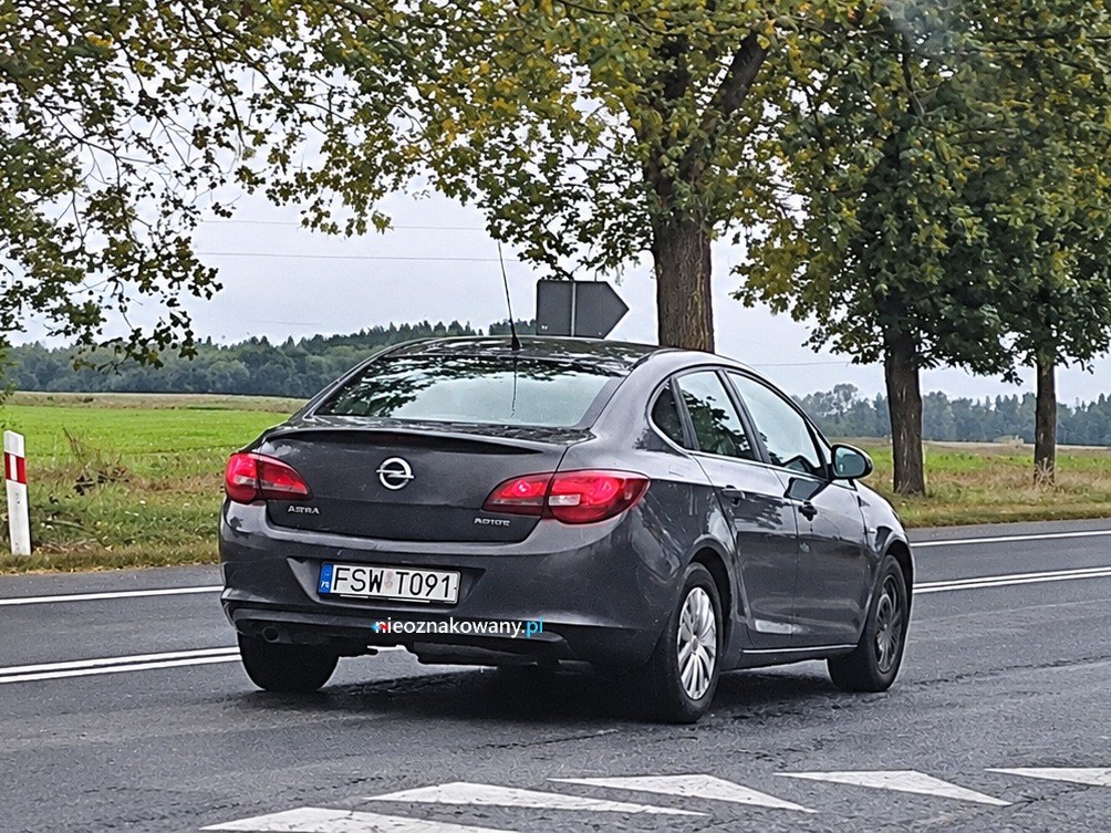 Nieoznakowany radiowóz Opel Astra sedan