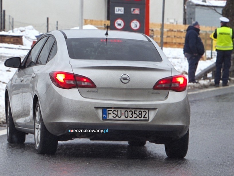 Nieoznakowany radiowóz Opel Astra sedan