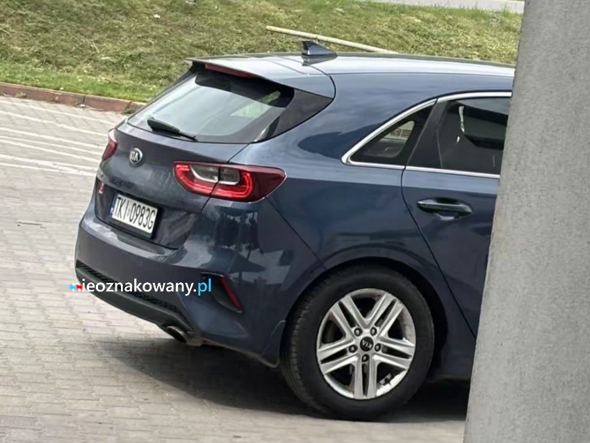 Nieoznakowany radiowóz Kia ceed