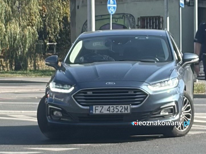 Nieoznakowany radiowóz FZ4352M — Ford Mondeo