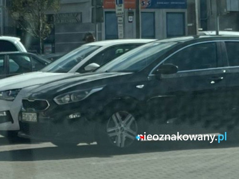 Nieoznakowany radiowóz Kia Ceed