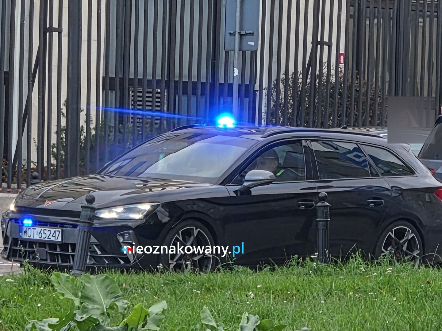 Nieoznakowany radiowóz WOT65247 — Cupra Leon Sportstourer