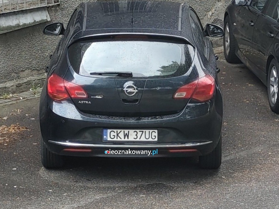 Nieoznakowany radiowóz GKW37UG — Opel Astra
