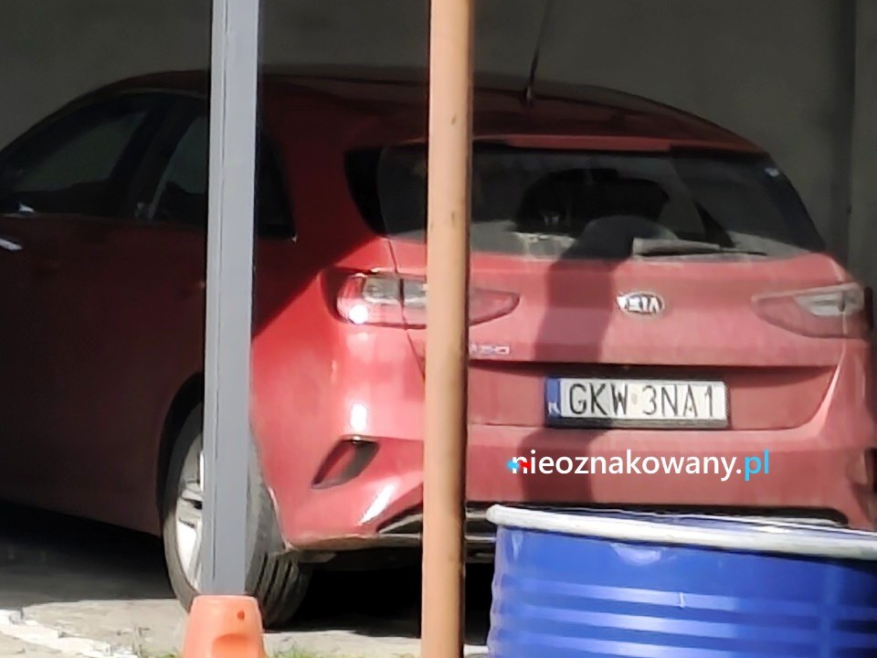 Nieoznakowany radiowóz Kia