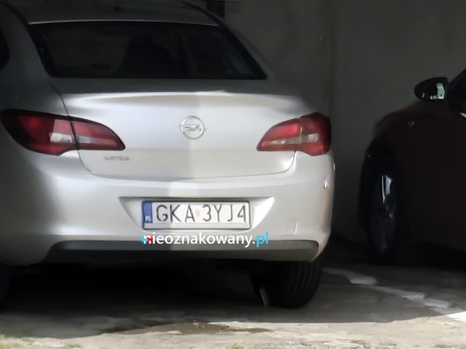 Nieoznakowany radiowóz GKA3YJ4 — Opel Insignia